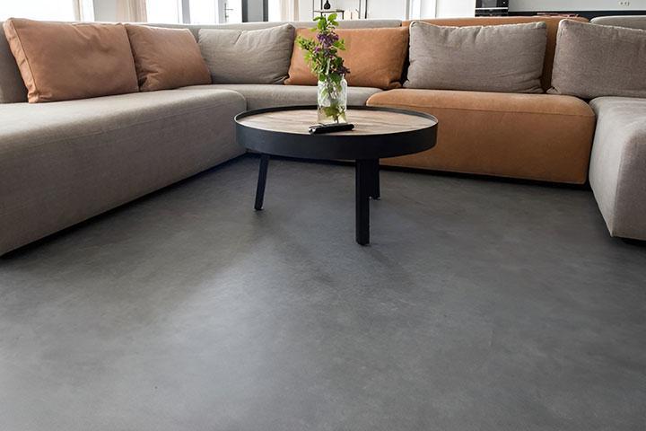 Je pose des lames ou des dalles en PVC pour le sol.